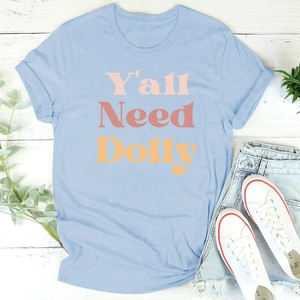 T-shirt bleu clair Y'all Need Dolly à plat avec short en jean et baskets blanches