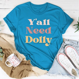 Mise à plat de t-shirt bleu Y'all Need Dolly avec short en jean et accessoires