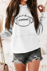 Détail d'un sweat à capuche blanc avec imprimé football Game Day et sac beige à chaîne