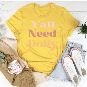 Mise à plat de t-shirt jaune en coton avec imprimé Y'all Need Dolly et short jean