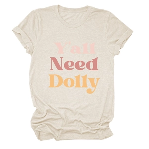 Détail de l'imprimé vintage Y'all Need Dolly sur un t-shirt à col rond couleur avoine