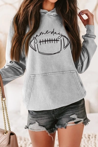 Détail du sweat à capuche gris Game Day avec imprimé football et poche kangourou