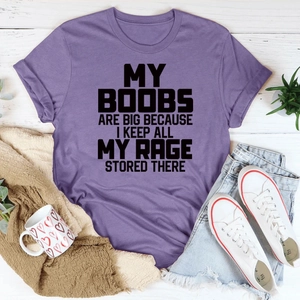 T-shirt viola con slogan divertente stesa su piano con pantaloncini di jeans casual