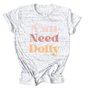 Détail de l'imprimé rétro Y'all Need Dolly sur un t-shirt blanc chiné à col rond