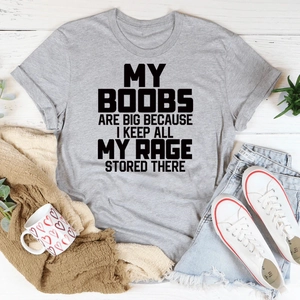 Dettaglio della stampa dello slogan divertente su una maglietta grigia con accessori flat lay