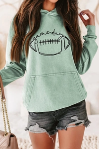 Détail du sweat à capuche vert menthe Game Day avec imprimé football et texture