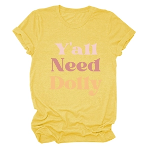 Gros plan sur l'imprimé rétro Y'all Need Dolly sur t-shirt jaune avec manches repliées