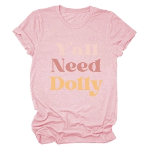 Détail d'un t-shirt rose avec imprimé graphique Y'all Need Dolly au dégradé coloré