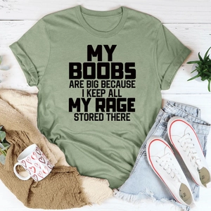 T-shirt verde fagiolo con citazione divertente e accessori casual su sfondo di legno