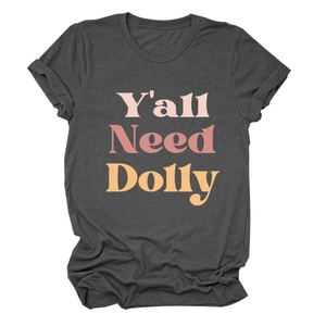 Détail de l'imprimé Y'all Need Dolly sur un t-shirt gris foncé à col rond et manches courtes