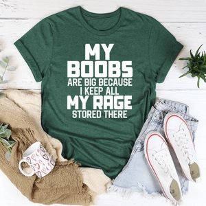 T-shirt verde scuro con scritta bianca stampata, vista piatta su sfondo di legno