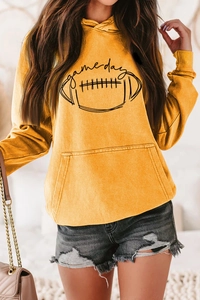 Détail du sweat à capuche game day jaune gingembre avec poche kangourou et imprimé décontracté