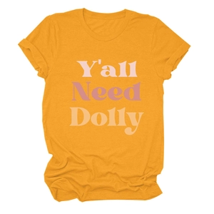 Détail de l'imprimé Dolly sur le t-shirt en coton jaune moutarde à col rond pour femme