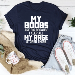 T-shirt in cotone blu navy con stampa bianca piatta su sfondo in legno bianco pulito