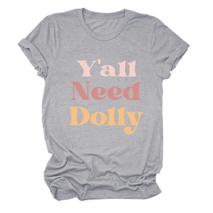 Détail de l'imprimé vintage coloré Y'all Need Dolly sur un t-shirt en coton gris