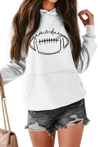 Détail de l'imprimé football Game Day et de la poche kangourou sur un sweat à capuche blanc