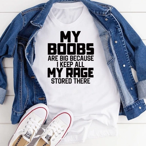 Flat lay di maglietta in cotone bianco con stampa slogan nero e giacca jeans