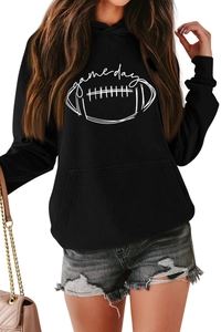 Détail de l'imprimé football Gameday et grande poche sur un sweat à capuche noir