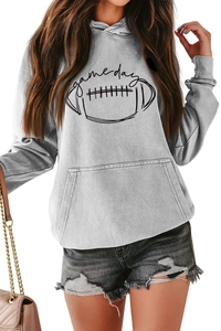 Détail du sweat à capuche gris avec imprimé football Game Day et poche kangourou