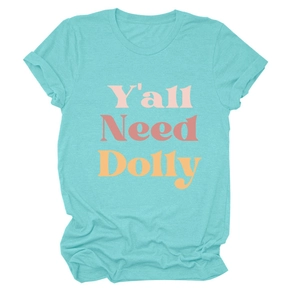 Détail d'un t-shirt turquoise en coton avec imprimé graphique coloré Y'all Need Dolly