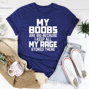 Maglietta blu scuro in piano con slogan umoristico bianco e accessori alla moda trendy