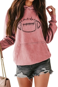 Détail du sweat à capuche rose game day avec motif de football et poche kangourou