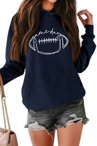 Détail d'un sweat à capuche bleu marine game day avec poche kangourou et imprimé graphique