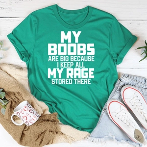 Dettaglio della t-shirt in cotone verde smeraldo con slogan bianco su legno bianco
