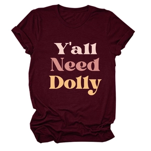 Détail de l'imprimé Y'all Need Dolly sur T-shirt en coton bordeaux à col rond et manches
