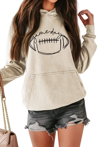 Détail du sweat à capuche beige imprimé football Game Day avec poche avant et cordon