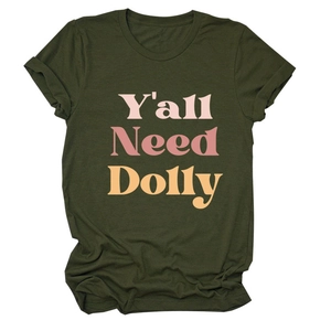 Détail de l'imprimé vintage Y'all Need Dolly sur un t-shirt en coton de couleur vert olive
