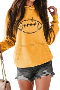 Détail du sweat à capuche jaune game day avec imprimé rugby et coupe décontractée