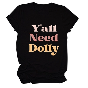 Détail de l'impression Y'all Need Dolly dégradée rose sur un t-shirt noir en coton