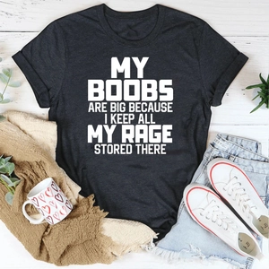 T-shirt in cotone grigio scuro con slogan grafico bianco su sfondo in legno naturale