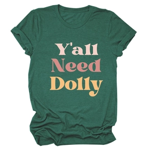 Gros plan sur la typographie Y'all Need Dolly du t-shirt vert foncé à col rond en coton