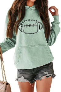 Détail de l'imprimé Game Day et du motif football sur le sweat à capuche vert haricot