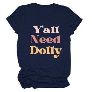 Gros plan détaillé de l'imprimé 'Y'all Need Dolly' sur un t-shirt en coton bleu foncé