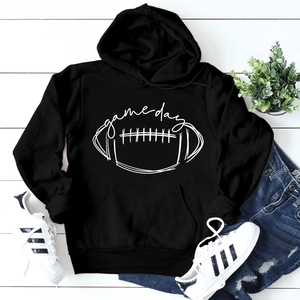 Vue à plat du sweat à capuche noir Game Day avec imprimé rugby, jeans et baskets