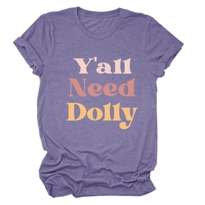 Détail du tissu chiné violet avec texte Y'all Need Dolly sur un t-shirt en coton pour femme