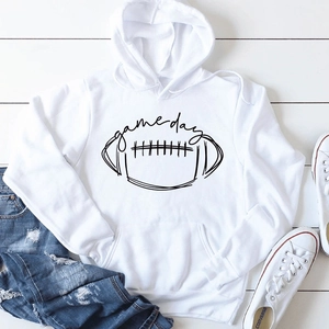 Mise à plat du sweat à capuche blanc Game Day avec poche kangourou sur fond de bois blanc