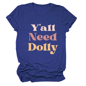 Détail du t-shirt bleu marine en coton avec impression du texte Y'all Need Dolly rose