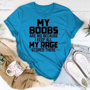 T-shirt girocollo celeste con stampa di lettere nere e accessori casual in esposizione