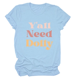 Détail d'un t-shirt bleu clair à col rond avec lettrage Y'all Need Dolly rose et orange