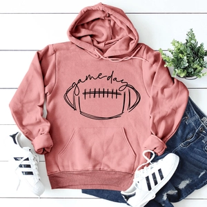 Mise à plat du sweat à capuche rose poudré Game Day avec imprimé de football et poche