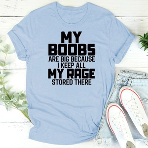 T-shirt celeste con slogan abbinata a pantaloncini di jeans e sneakers in tela bianche