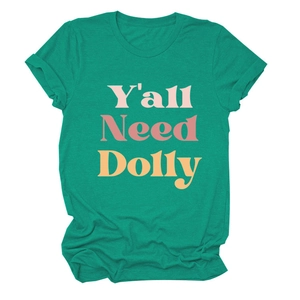 Détail du t-shirt vert émeraude avec impression graphique vintage Y'all Need Dolly