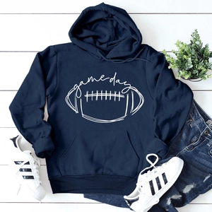 Mise à plat du sweat à capuche bleu marine Game Day avec jean et baskets blanches