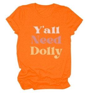Détail du t-shirt orange vif à col rond avec impression colorée Y'all Need Dolly