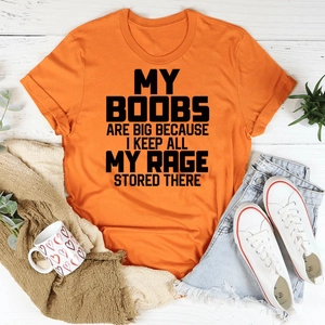 Posa piatta di una t-shirt in cotone arancione con slogan divertente e accessori