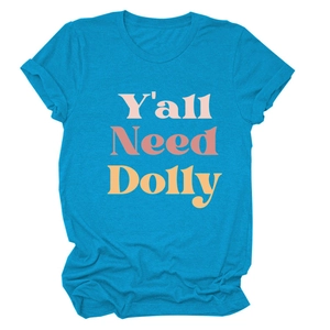 Détail du t-shirt bleu paon avec texte multicouleur Y'all Need Dolly imprimé sur le devant